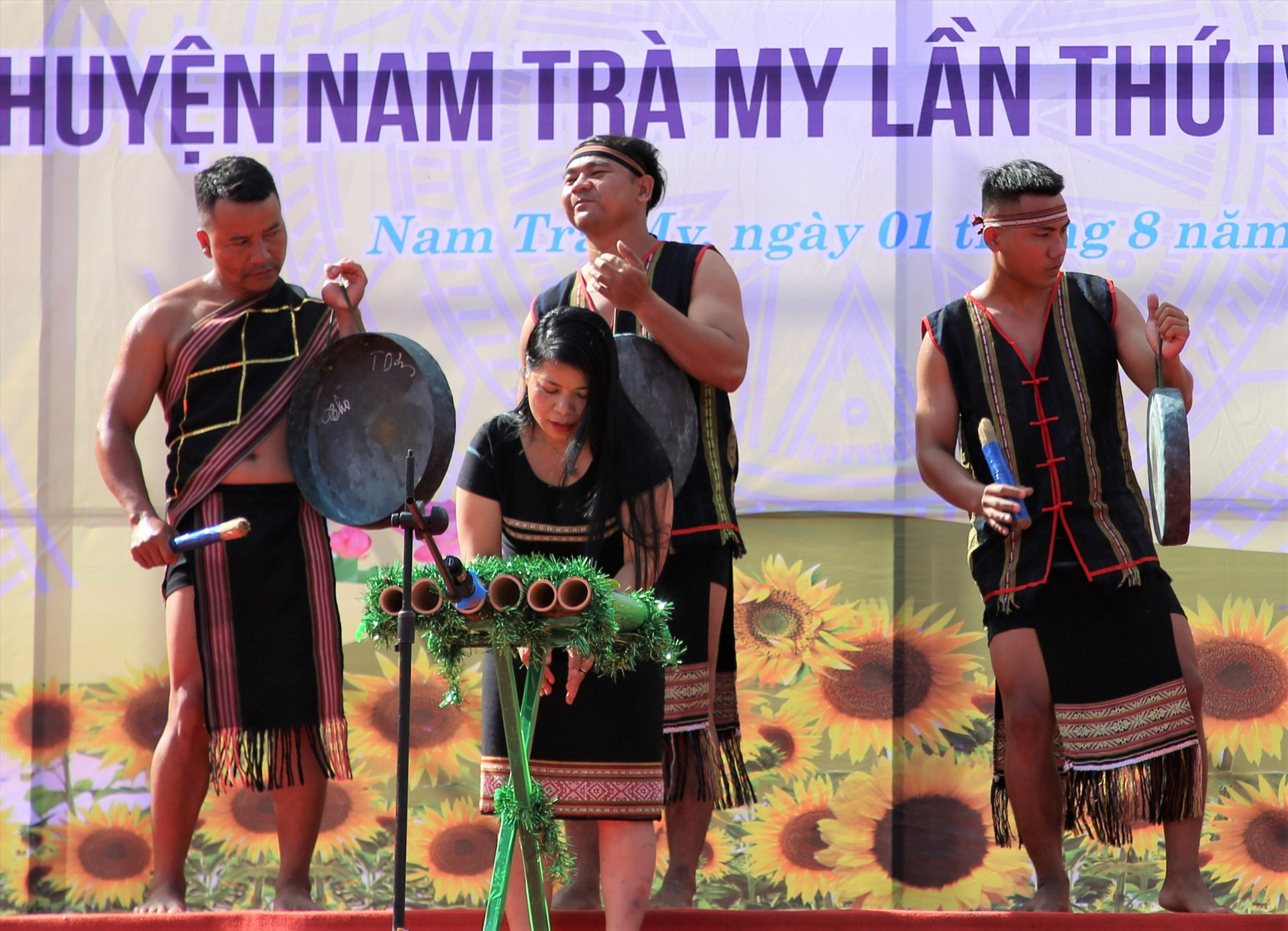 Bà Phạm Thị Thanh Thái, dân tộc Ca Dong ở thôn 1 (xã Trà Dơn, Nam Trà My) - nữ nghệ nhân duy nhất biểu diễn nghệ thuật đàn hơi ống tre. Ảnh: A.N