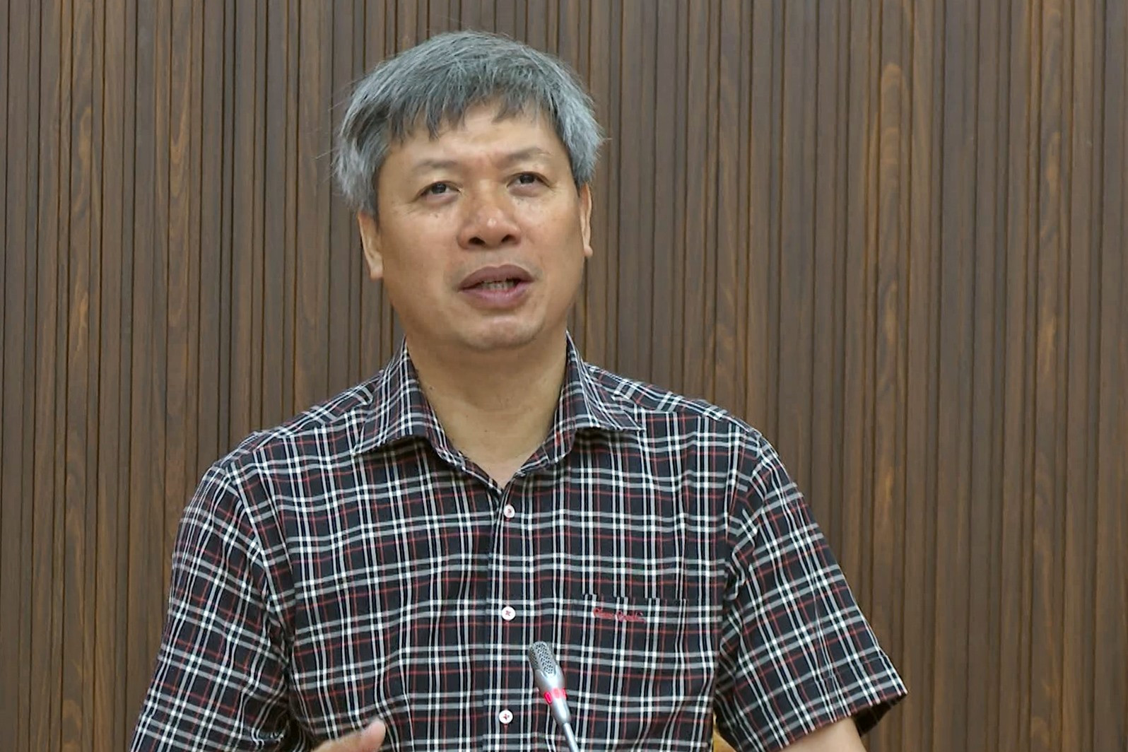 Phó Chủ tịch UBND tỉnh Hồ Quang Bửu khẳng định, tỉnh luôn quan tâm nhất là nông nghiệp và yêu cầu các cơ quan hữu quan của tỉnh phải giải quyết rốt ráo các thắc mắc, kiến nghị của nông dân. Ảnh: S.Đ