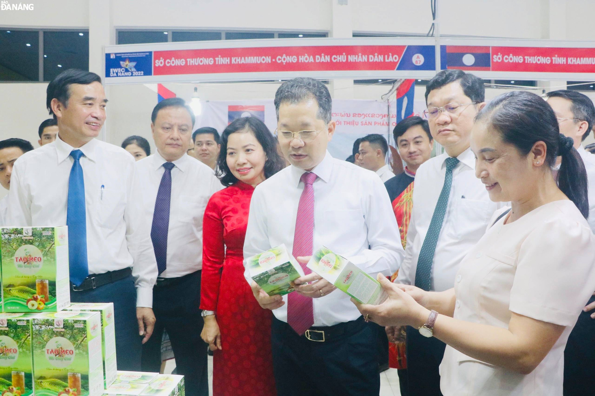 Các lãnh đạo thành phố tham quan các gian hàng.