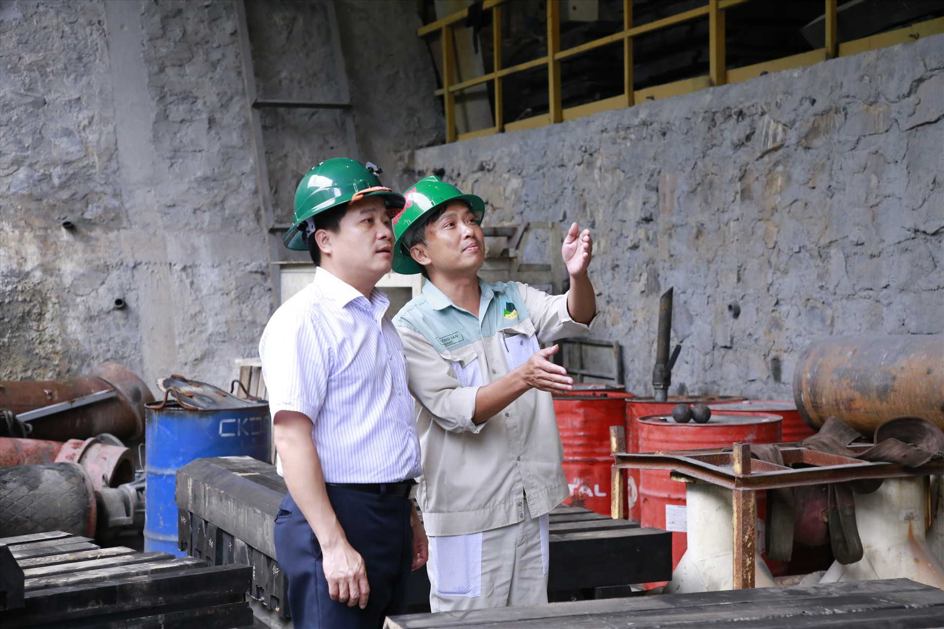 Đồng chí Trần Văn Tân kiểm tra tình hình hoạt động của nhà máy. Ảnh: T.C