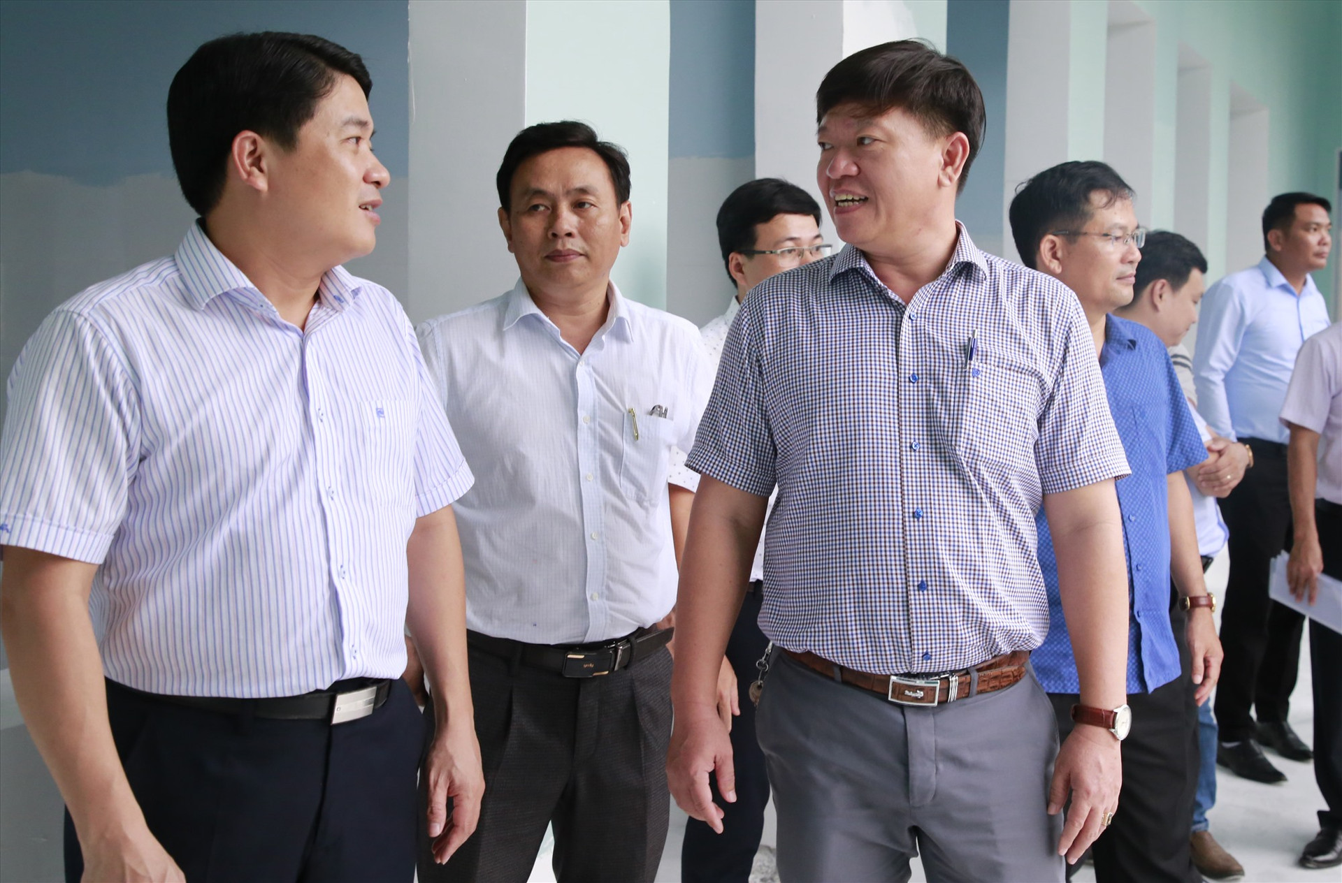 Đồng chí Trần Văn Tân cùng đoàn làm việc kiểm tra tiến độ thi công công trình Trung tâm Y tế Phước Sơn. Ảnh: T.C