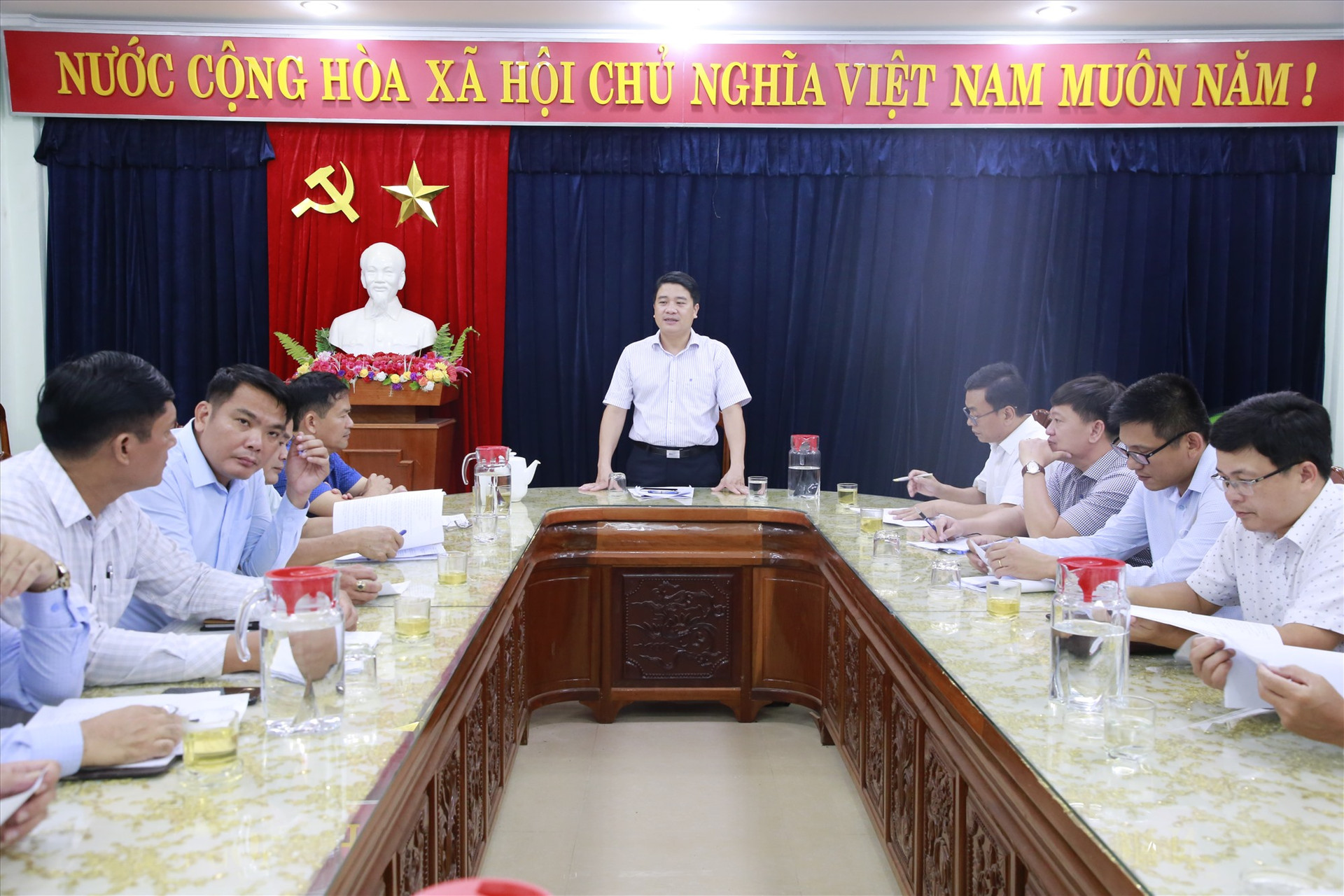 Đoàn công tác làm việc với UBND huyện Phước Sơn và các đơn vị liên quan. Ảnh: T.C