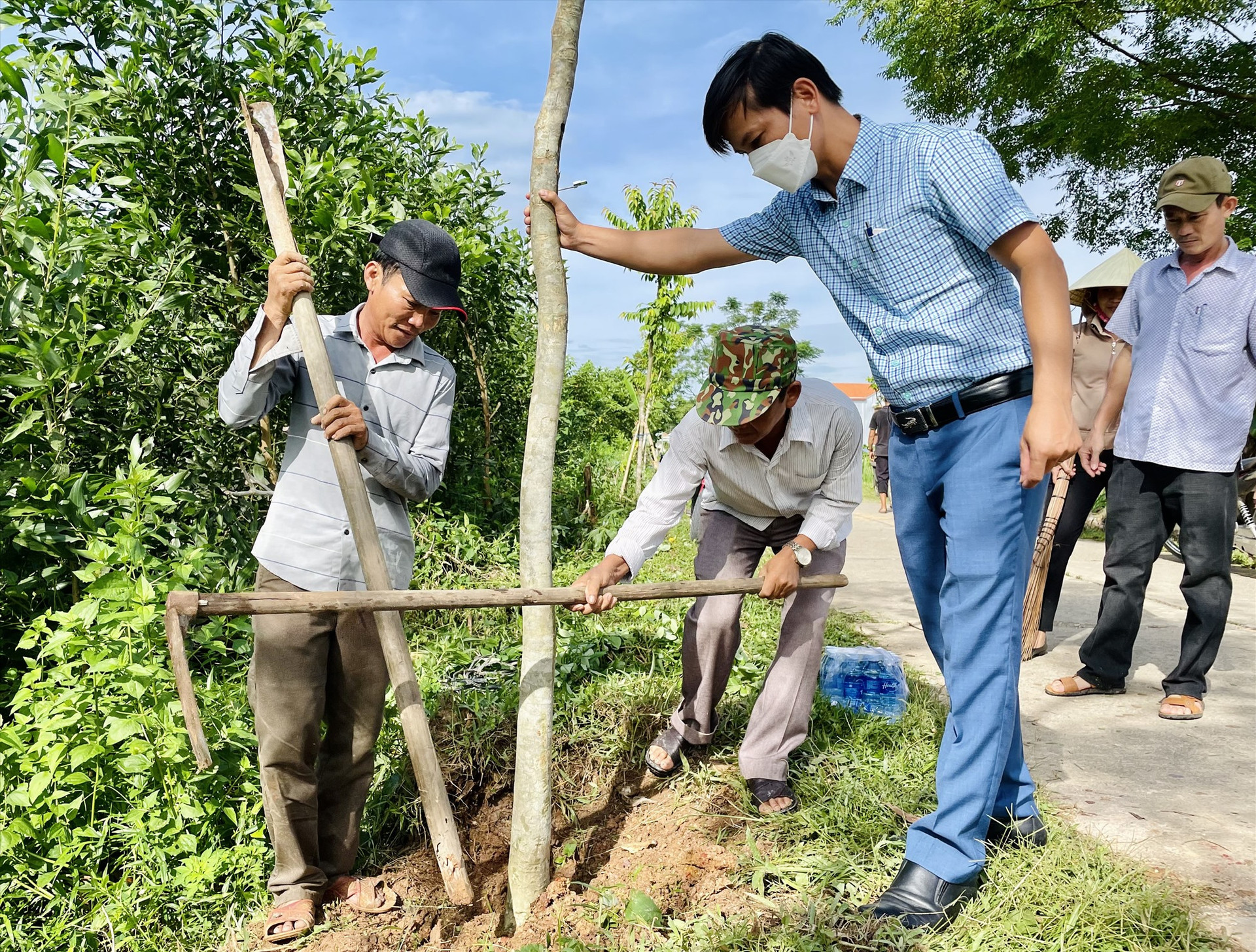 Hội viên nông dân thôn Phú Gia 1 (xã Ninh Phước, Nông Sơn) tham gia vệ sinh môi trường, trồng cây xanh. Ảnh: TÂM THÔNG