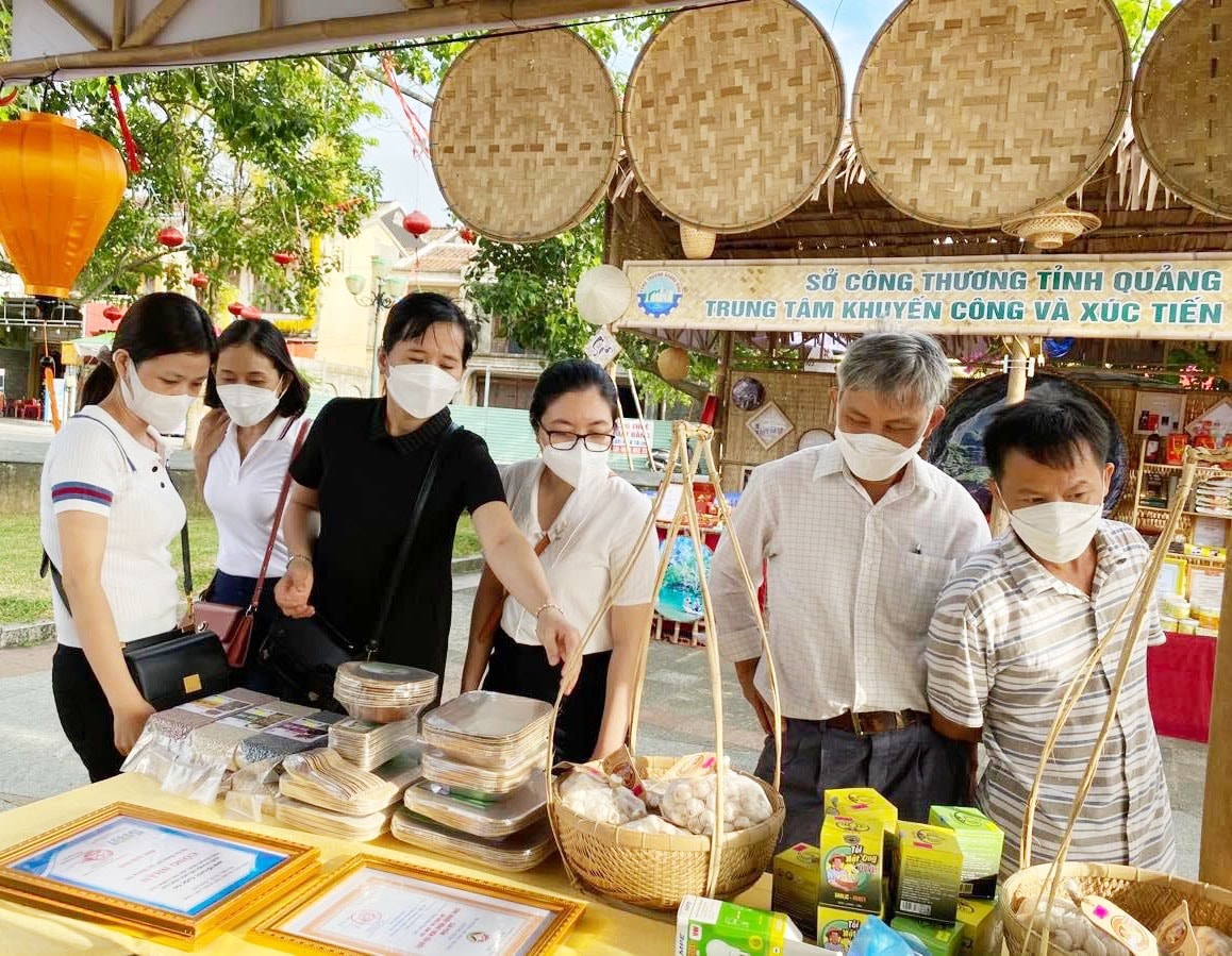 Ngày hội sản phẩm Quảng Nam tại TP.Đà Nẵng được xem là cơ hội xúc tiến thương mại cho các sản phẩm nông thôn địa phương hiệu quả. Ảnh: V.L