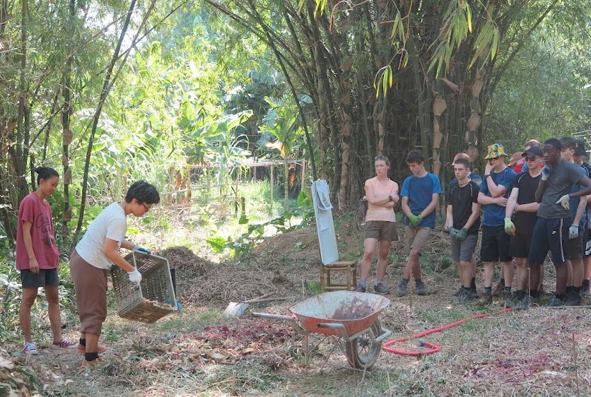 Du khách nước ngoài trải nghiệm du lịch xanh tại làng Cẩm Phú. Ảnh: V.Lộc