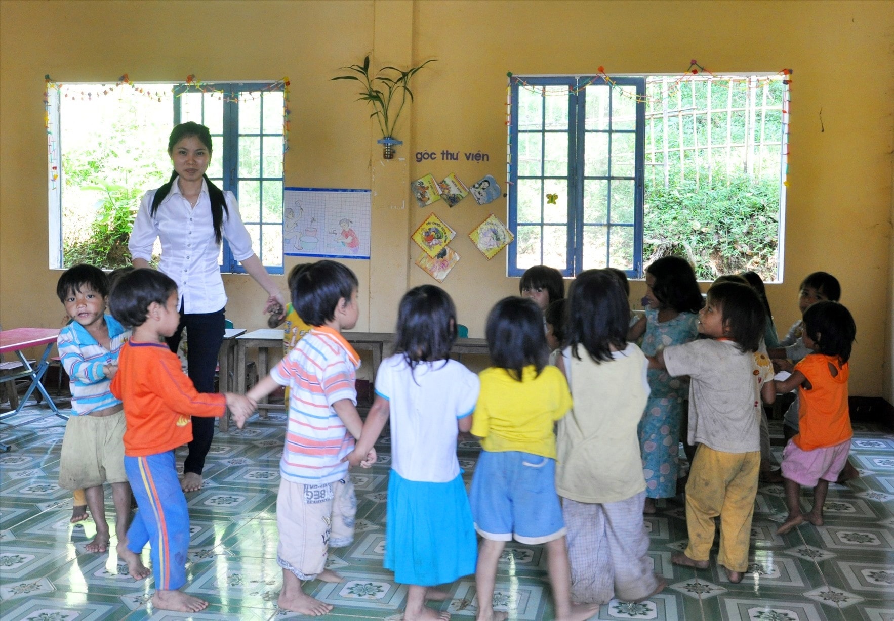 ưu tiên tuyển dụng giáo viên mầm non cho các cơ sở giáo dục mầm non ở vùng kinh tế - xã hội khó khăn