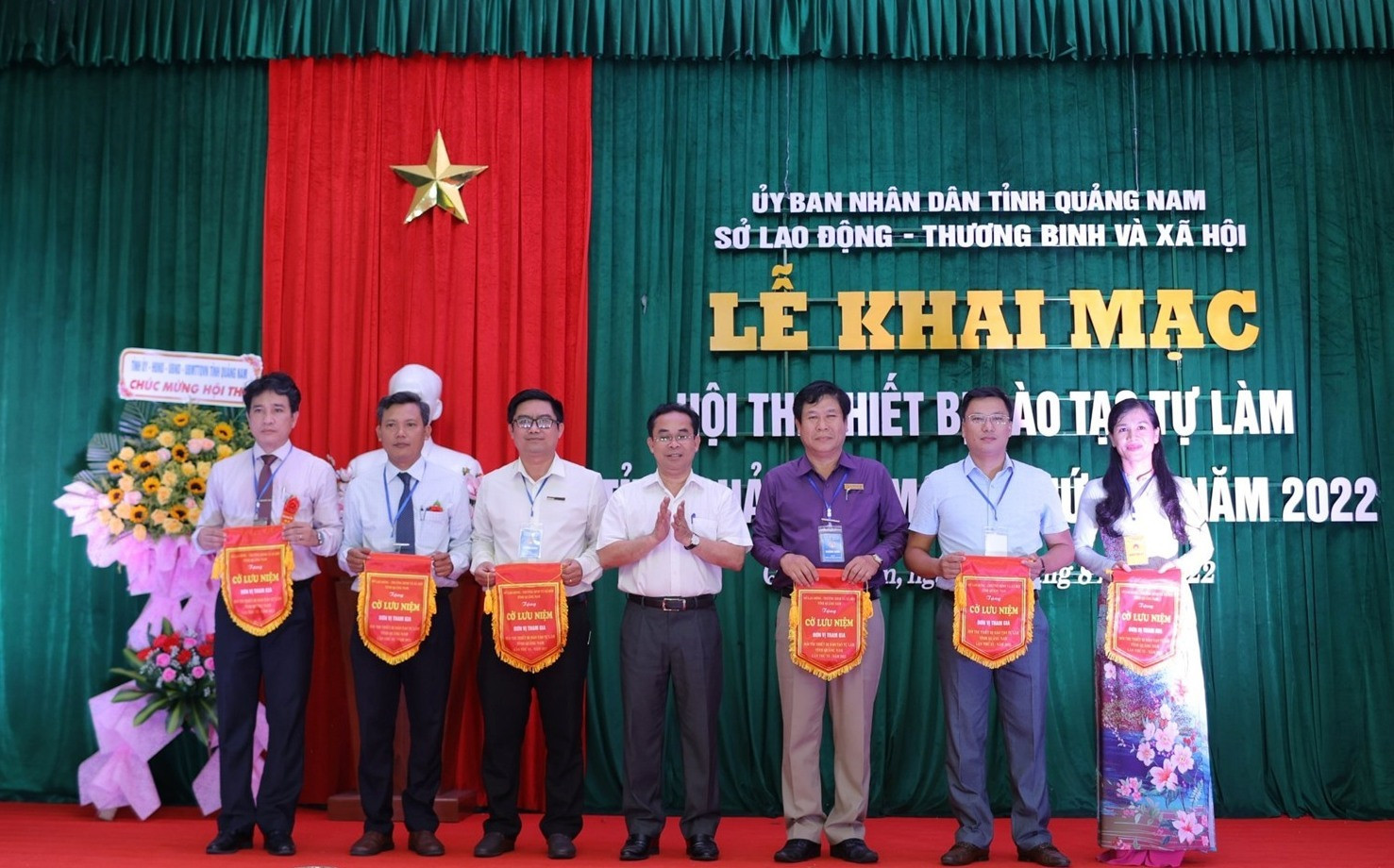 Phó Chủ tịch UBND tỉnh Trần Anh Tuấn tặng hoa, cờ lưu niệm cho các đơn vị tham gia hội thi. Ảnh: D.L