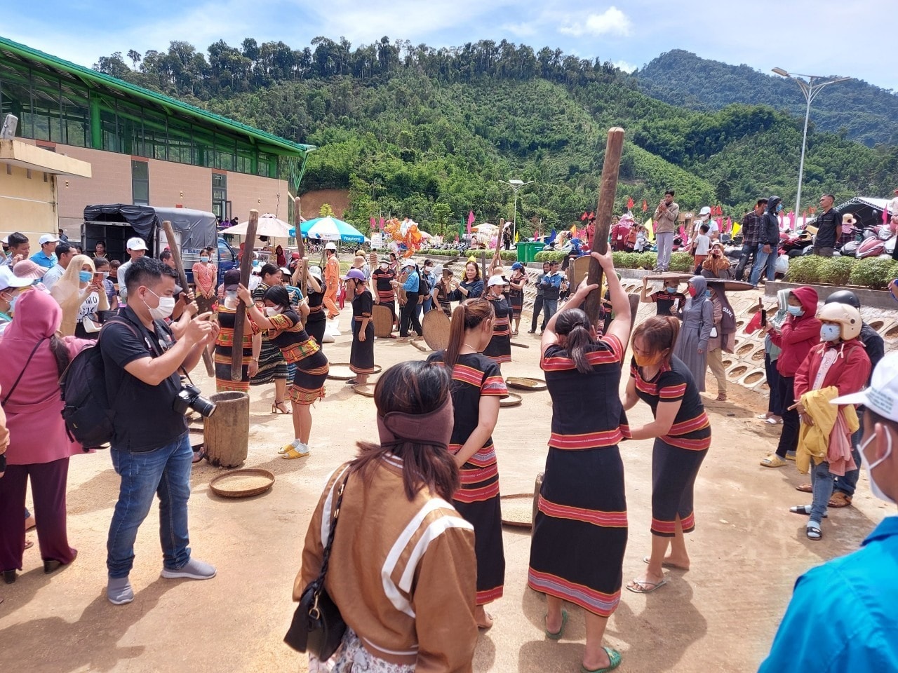 Besides, there are also various art programs, such as a 'cong chieng' (gongs) dance performance, the installation of a Ngoc Linh ginseng statue, and folk games.