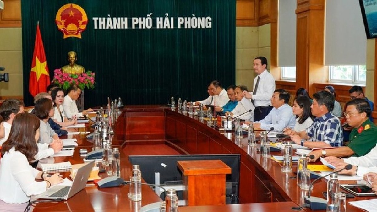 Representatives of the Danish Embassy joins a recent meeting with leaders of the Hai Phong (Photo: Tien Phong)