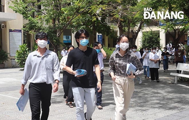 Theo các trường đại học, thí sinh cần cân nhắc kỹ lưỡng các nguyện vọng để tránh trượt oan. Trong ảnh: Thí sinh tại kỳ thi tốt nghiệp THPT 2022.Ảnh: NGỌC HÀ