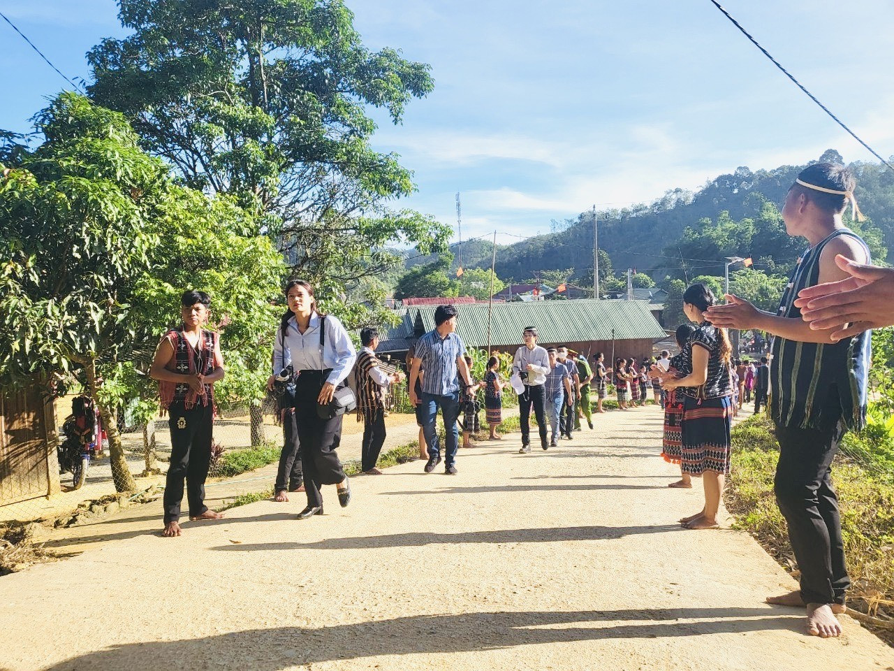 Cư dân trong làng Pơr'ning tiếp đón nồng nhiệt các vị khách thuộc đoàn tùy viên báo chí quốc tế trong hành trình “Trải nghiệm Quảng Nam. Ảnh: X.H