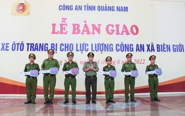 Đại tá Huỳnh Sông Thu, Phó Giám đốc Công an tỉnh trao chia khóa xe tượng trưng cho đại diện Công an các xã biên giớ