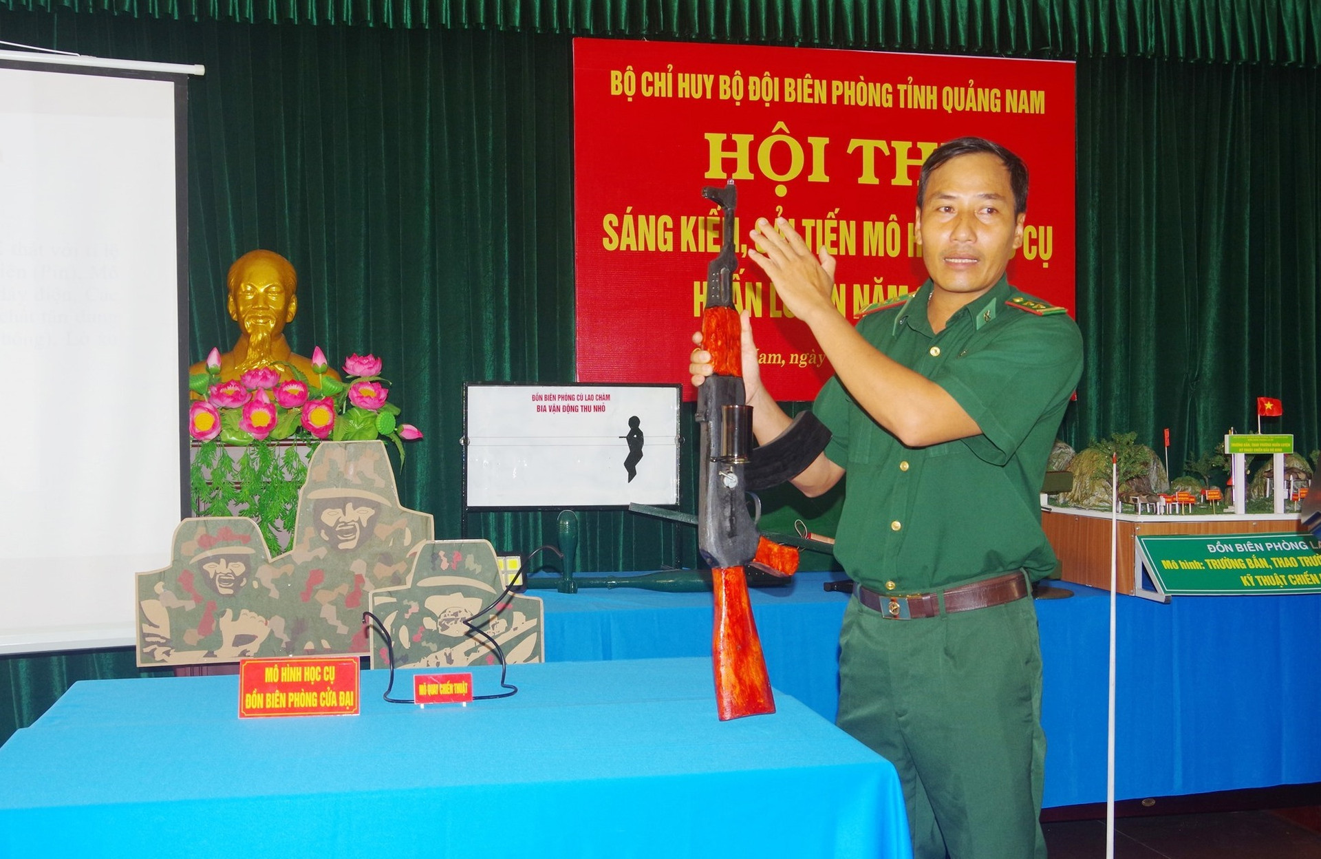 Trung tá Đỗ Quang Vinh – Phó Đồn trưởng Đồn Biên phòng Cửa Đại thuyết minh mô hình “Mõ quay chiến thuật” tại Hội thi. Ảnh: HỒNG ANH