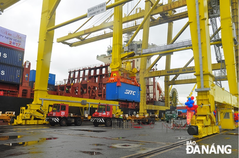 Dịch vụ logistics tiếp tục được Đà Nẵng xác định là một ngành quan trọng, tác động lớn đến tăng trưởng của thành phố. TRONG ẢNH: Bốc xếp hàng container ở Cảng Tiên Sa. Ảnh: THÀNH LÂN