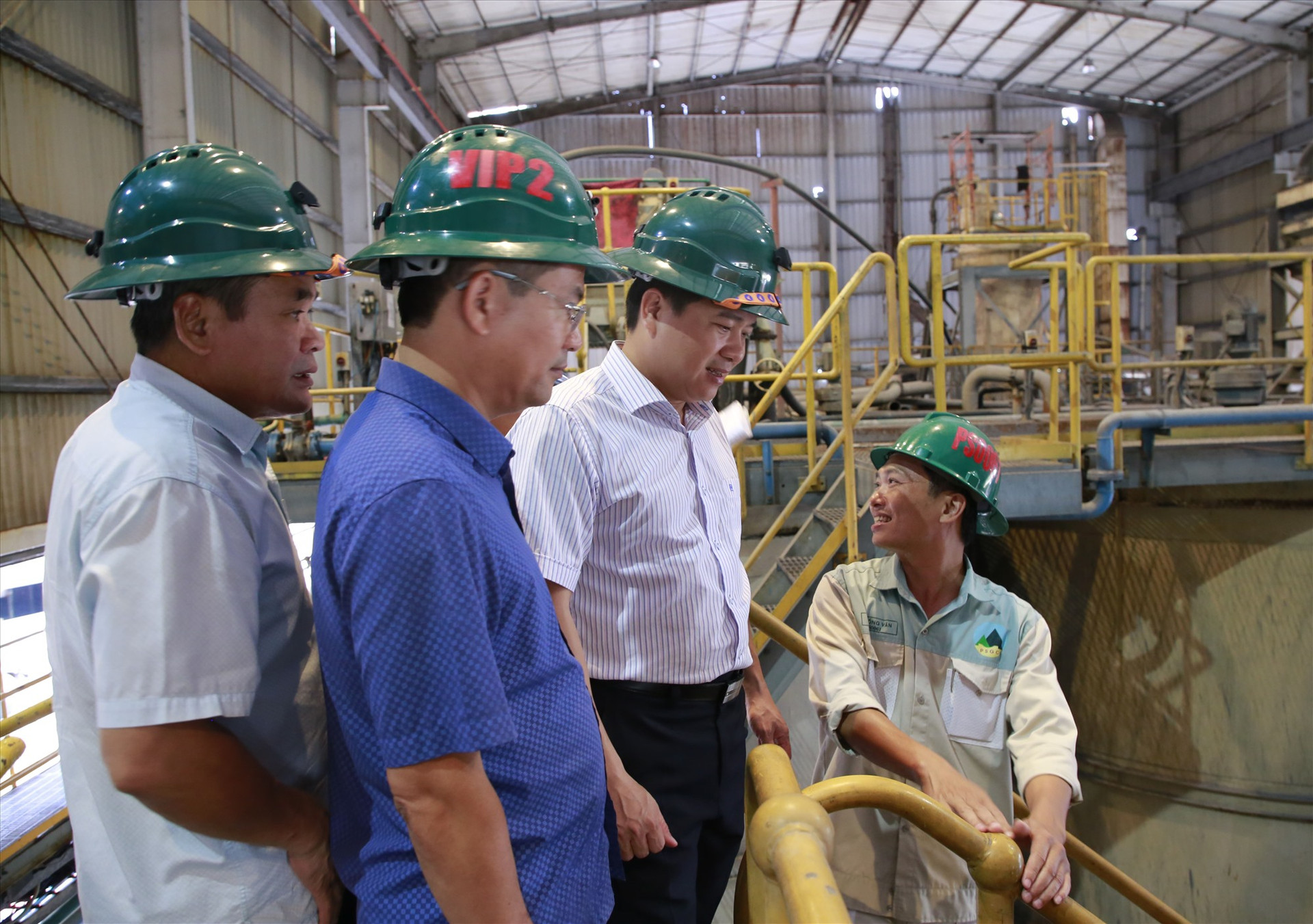 Phó Chủ tịch UBND tỉnh Trần Văn Tân cùng lãnh đạo Sở Tài nguyên - môi trường, UBND huyện Phước Sơn kiểm tra nhà máy Vàng Phước Sơn. Ảnh: T.C
