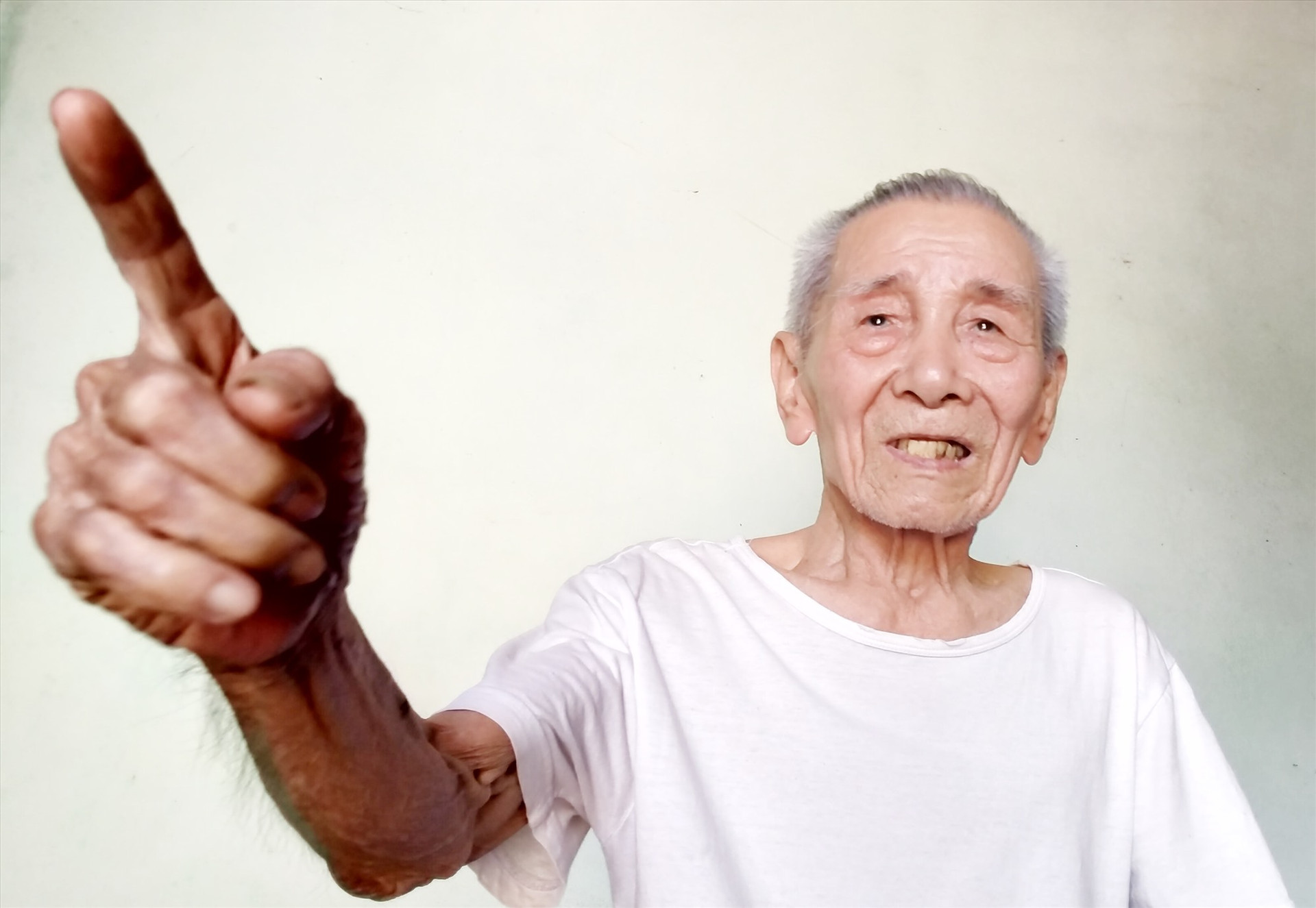 Ở tuổi 95, ông Lê Tú vẫn đều đặn tham gia sinh hoạt chi bộ định kỳ hằng tháng góp phần nêu gương cho đảng viên trẻ. Ảnh: N.Đ