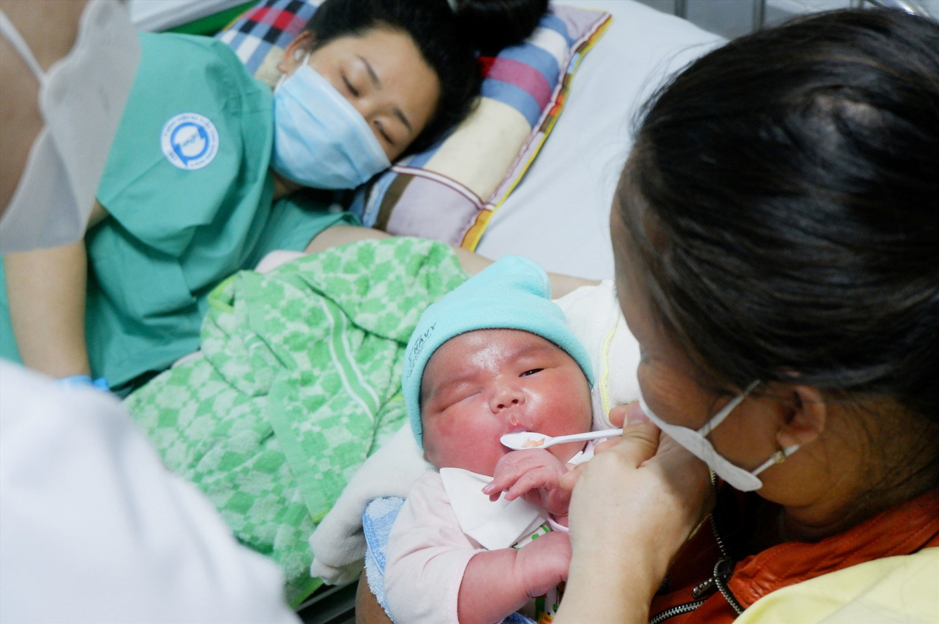 Đối với các trẻ nhẹ cân sinh non hoặc trẻ có mẹ mắc bệnh lý sau sinh sẽ được hỗ trợ để dùng sữa mẹ thanh trùng tại Ngân hàng sữa mẹ vệ tinh của Bệnh viện Đa khoa Quảng Nam. Ảnh: X.H