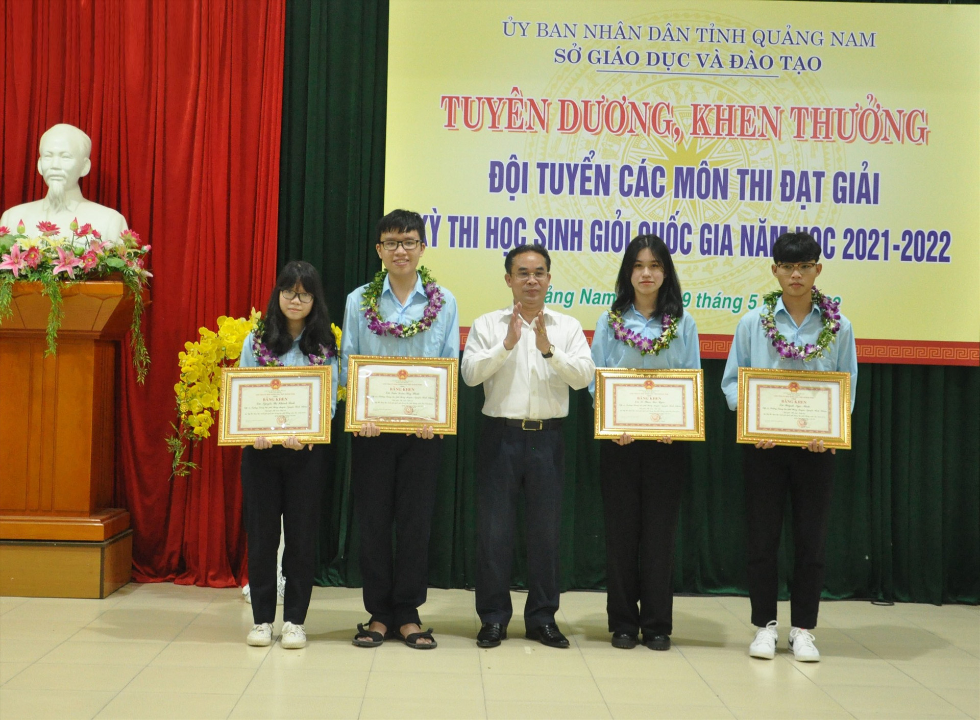 Khen thưởng học sinh đoạt giải kỳ thi học sinh giỏi quốc gia năm học 2021 - 2022. Ảnh: X.P