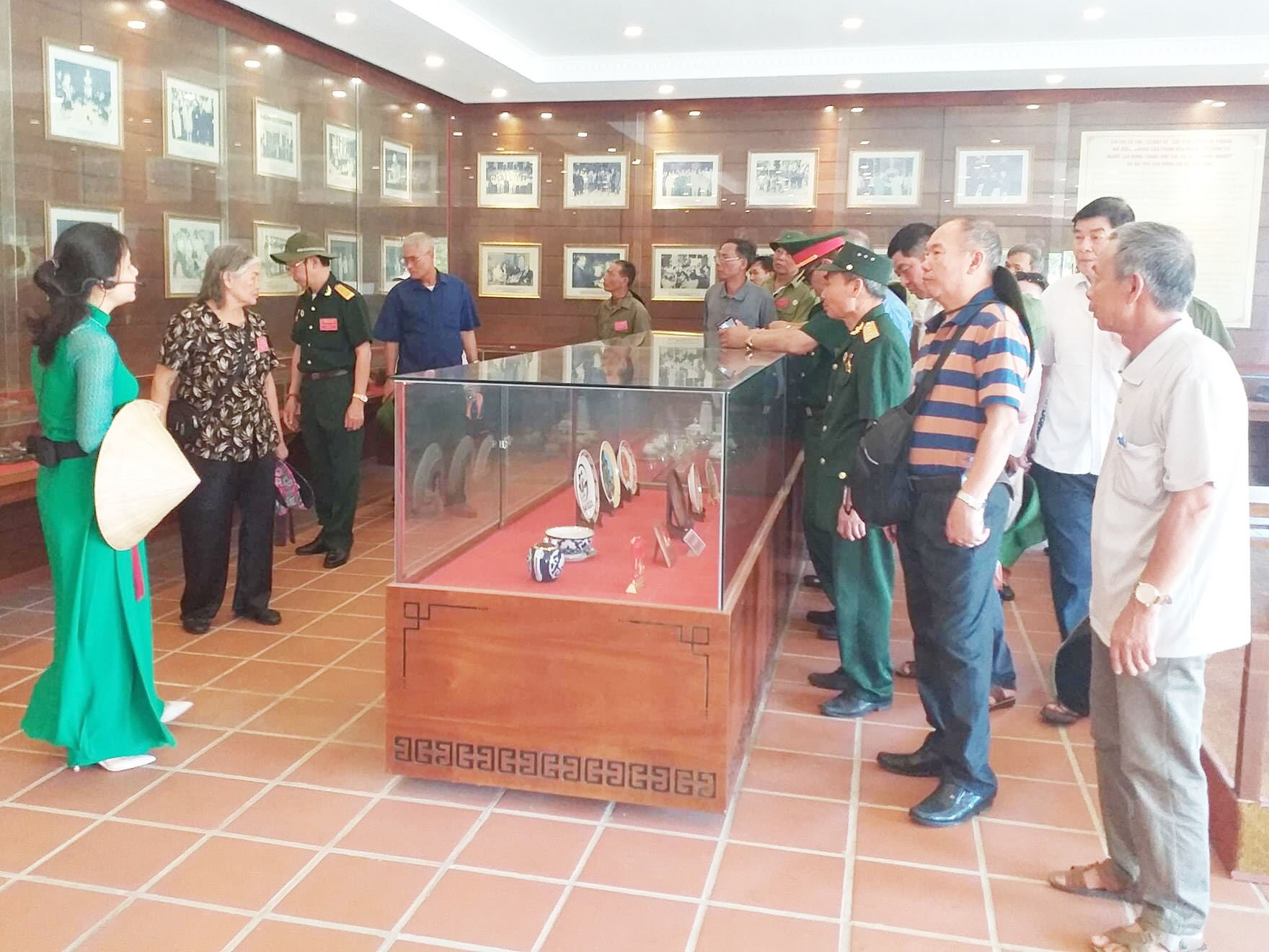Các cựu chiến binh thăm quan nhà truyền thống Khu lưu niệm Chủ tịch Hội đồng Nhà nước Võ Chí Công tại Núi Thành. Ảnh: MAI HỒNG LÂM