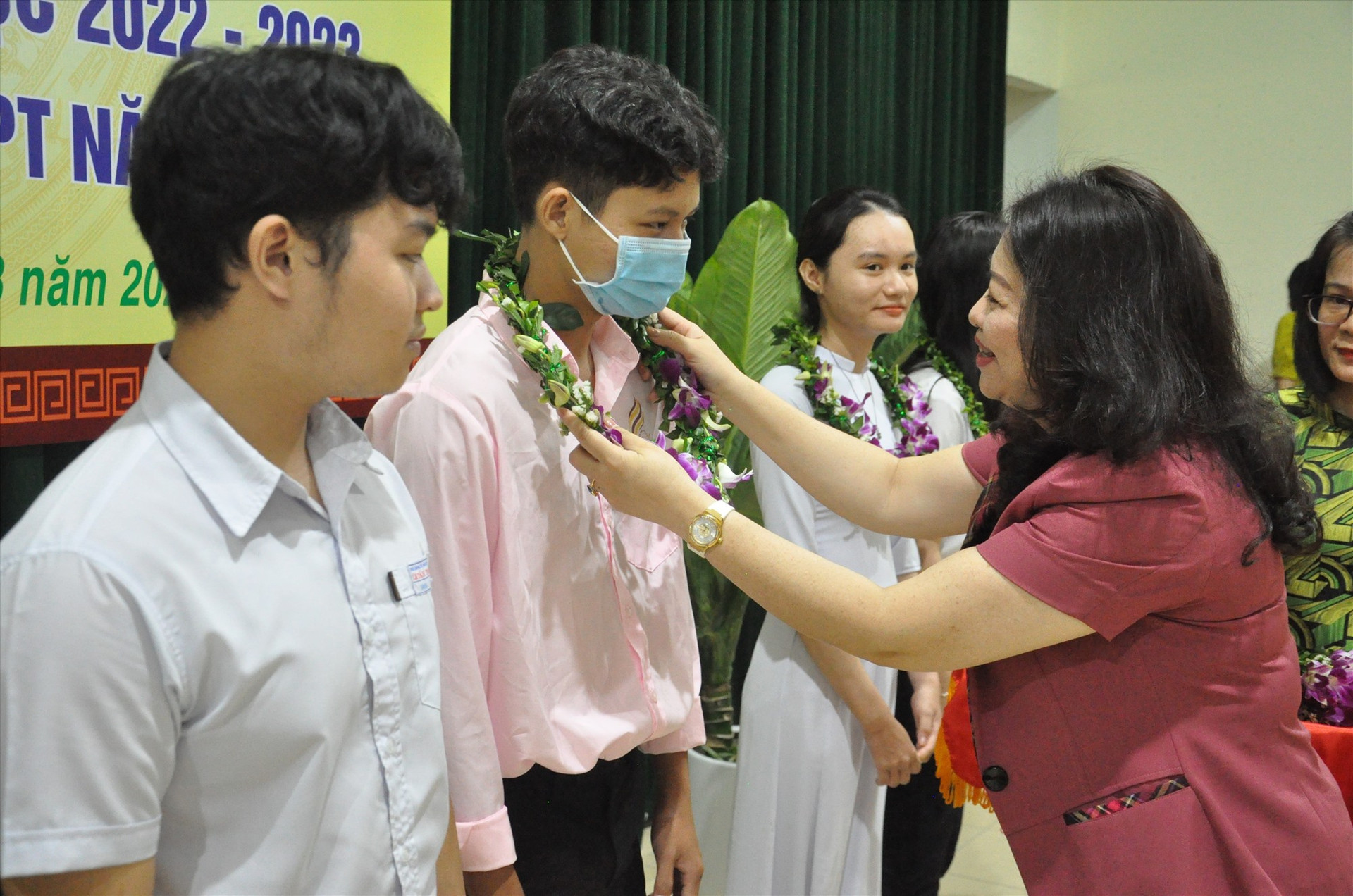 Trưởng Ban Tuyên giáo Tỉnh ủy Nguyễn Thị Thu Lan chúc mừng các em học sinh đạt điểm cao. Ảnh: X.P