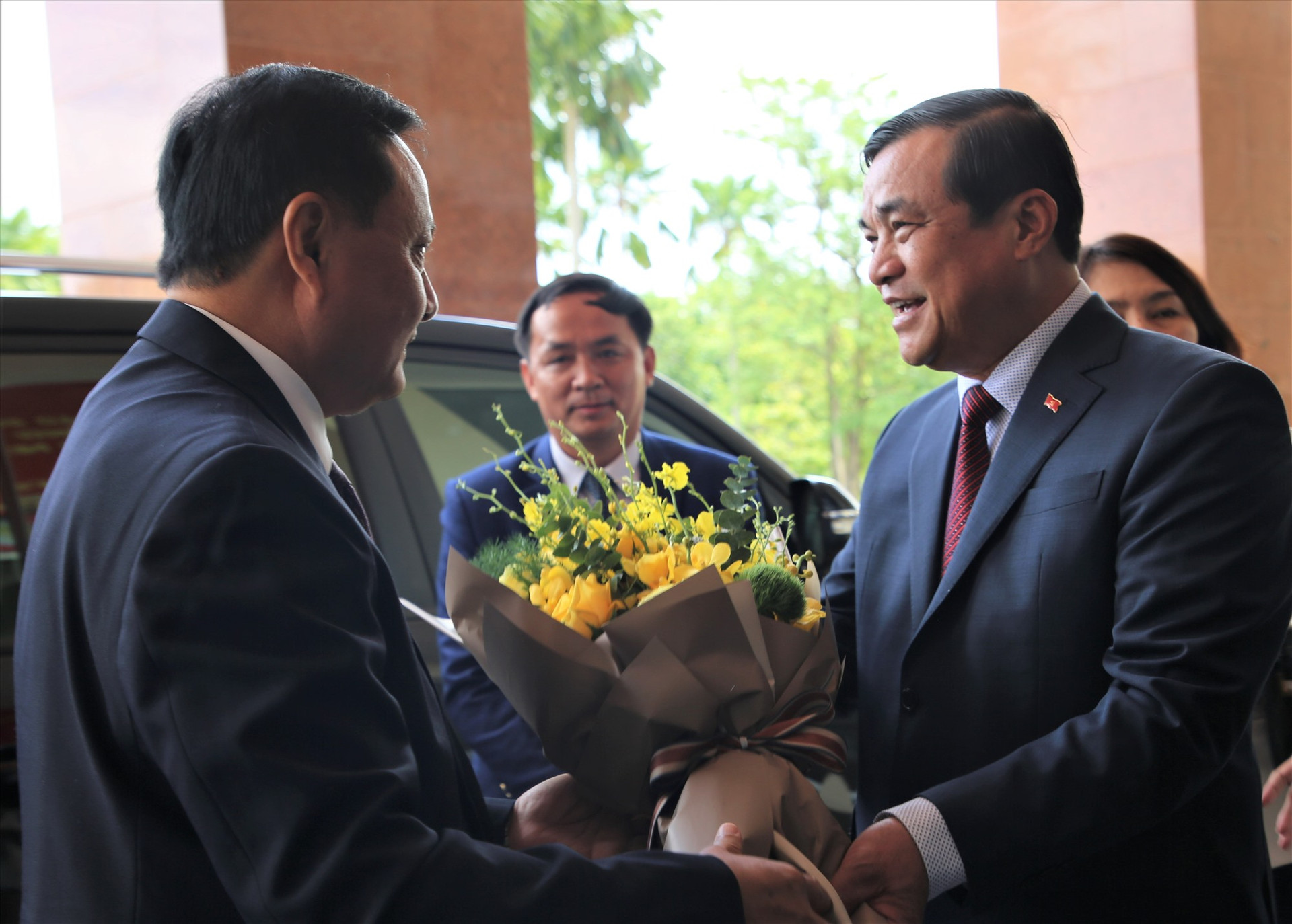 Đồng chí Phan Việt Cường (bên phải) tặng hoa chúc mừng chuyến thăm của Bí thư, Tỉnh trưởng Savannakhet Sẳn-ti-phạp Phôm-vi-hản đến Quảng Nam. Ảnh: A.N