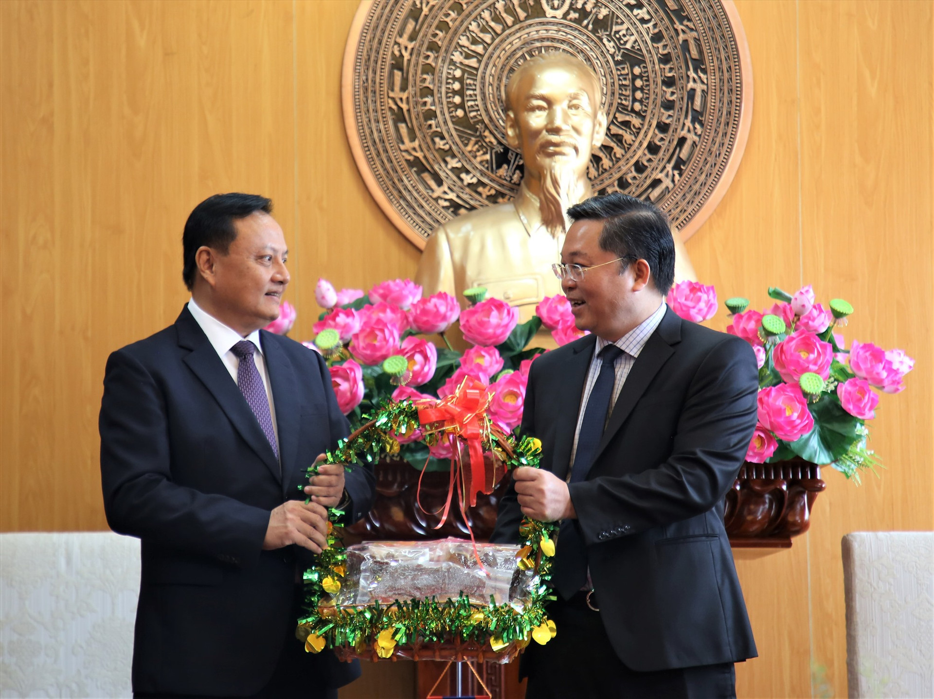 Chủ tịch UBND tỉnh Lê Trí Thanh (bên phải) đón nhận quà lưu niệm từ lãnh đạo tỉnh Savannakhet. Ảnh: A.N