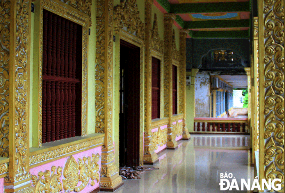 Hành lang ngôi sala được phủ nhũ vàng, kết hợp hoa văn tinh xảo đặc trưng của đồng bào Khmer.