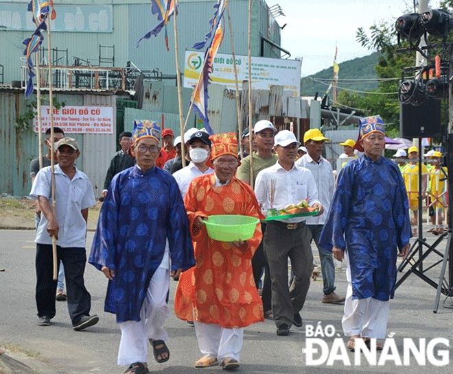 Đám rước lễ của ngư dân phường Nại Hiên Đông (quận Sơn Trà) trong Lễ hội cầu mùa vụ cá Thu Đông. Ảnh: T.Y