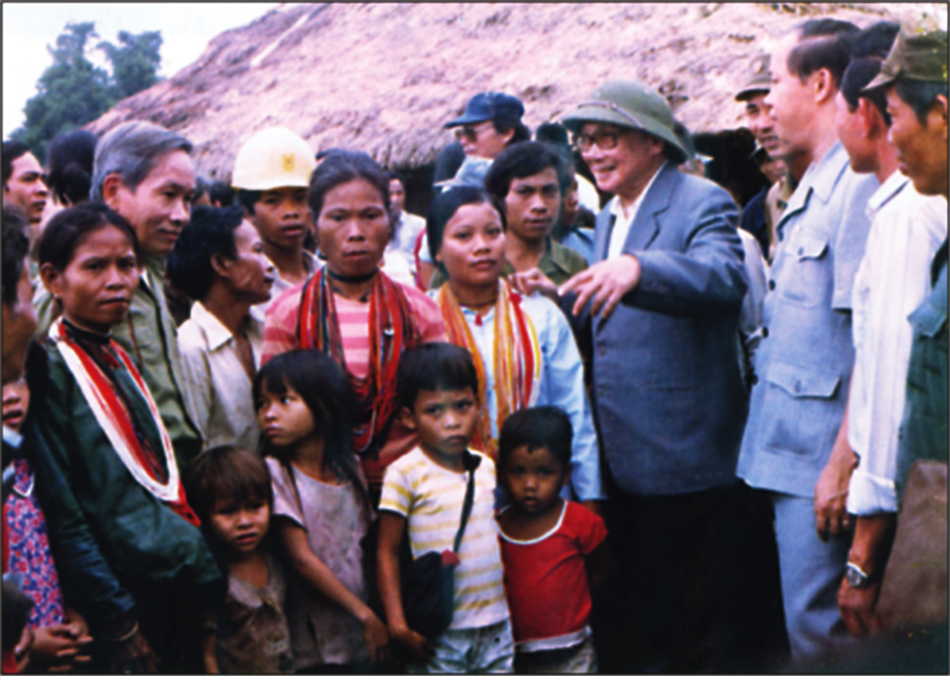 Đồng chí Võ Chí Công, Chủ tịch HĐNN thăm nhân dân xã Phước Trà - nơi đứng chân Cơ quan của Khu ủy 5 những năm 1973-1975 (tháng 10.1989) (Ảnh tư liệu)