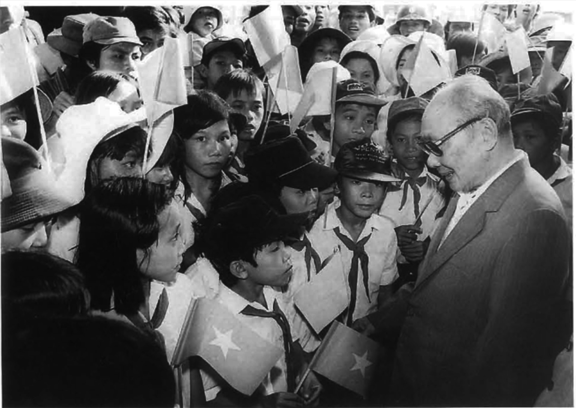 Đồng chí Võ Chí Công, Chủ tịch HĐNN với Thiếu nhi xã đảo Cù Lao Chàm, Hội An tháng 11-1989 (Ảnh tư liệu)