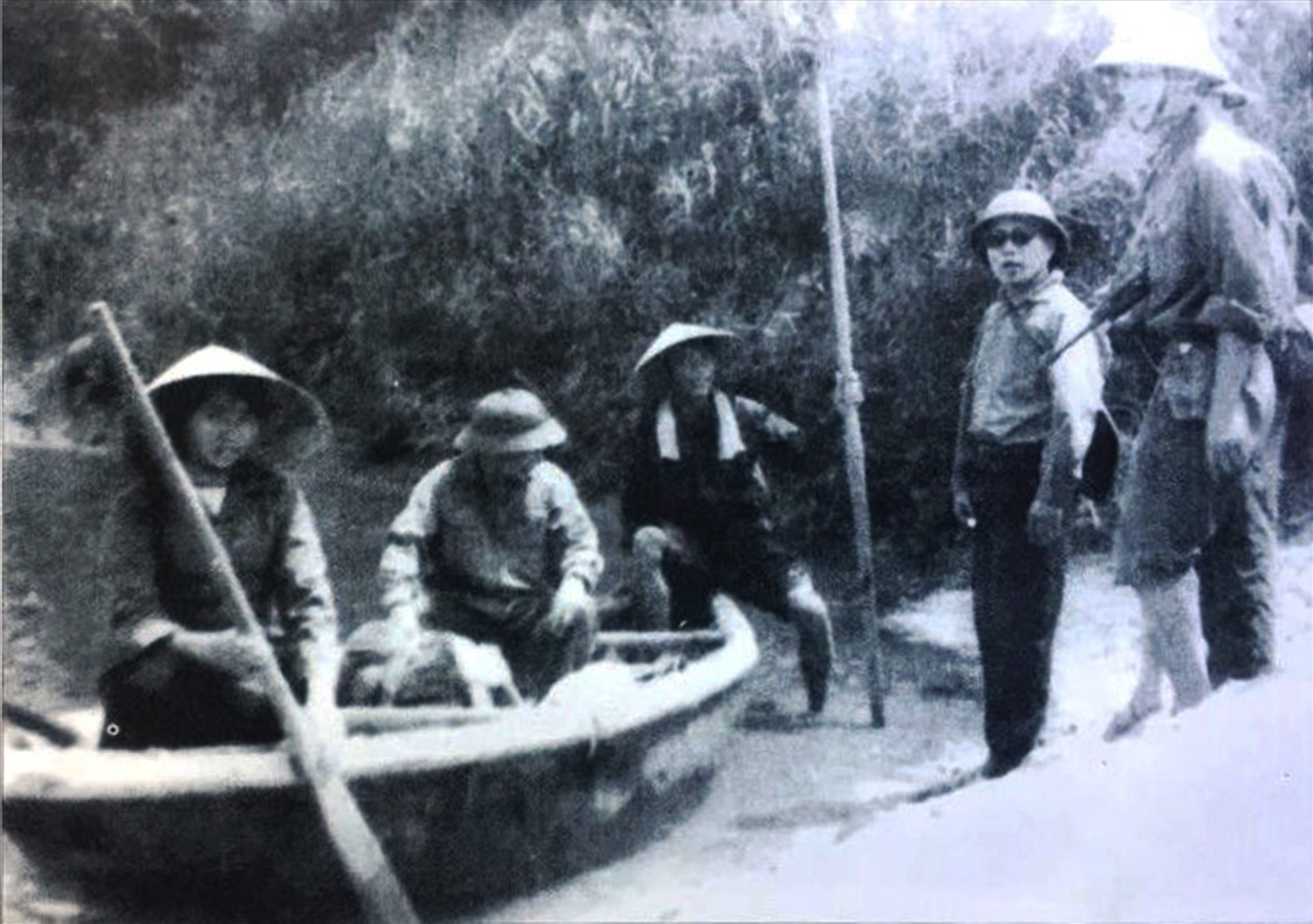 Đồng chí Võ Chí Công, Bí thư Khu ủy, Chính ủy QK5 (ngồi giữa trên thuyền) kiểm tra công tác chuẩn bị chiến dịch Mậu Thân năm 1968 tại Khe Cát, huyện Tiên Phước