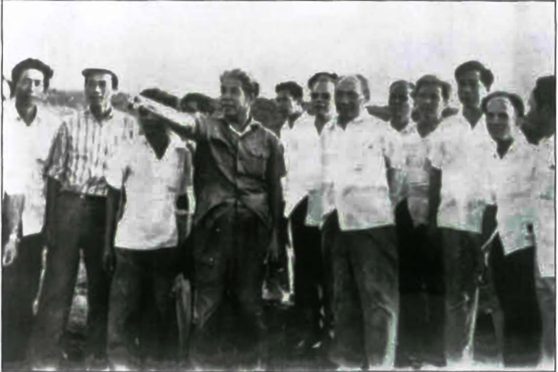 Phó Chủ tịch HĐBT Đỗ Mười (đứng giữa) và đồng chí Võ Chí Công, Phó Chủ tịch HĐBT thăm Hợp tác xã Đại Phước, huyện Đại Lộc tháng 1.1983 (Ảnh tư liệu)