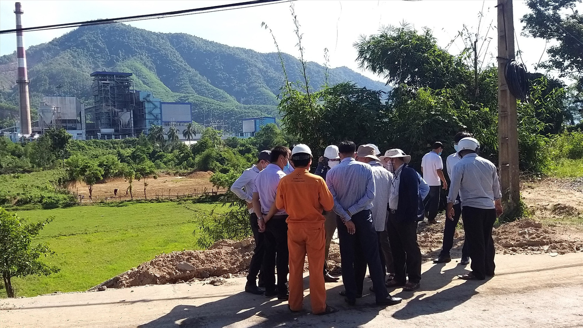 Lãnh đạo UBND huyện Nông Sơn và xã Quế Trung quan tâm hỗ trợ giải quyết vướng mắc đối với các vị trí công trình đường dây trung áp đấu nối sau TBA 110 kV Khe Diên. Ảnh: ĐLQS