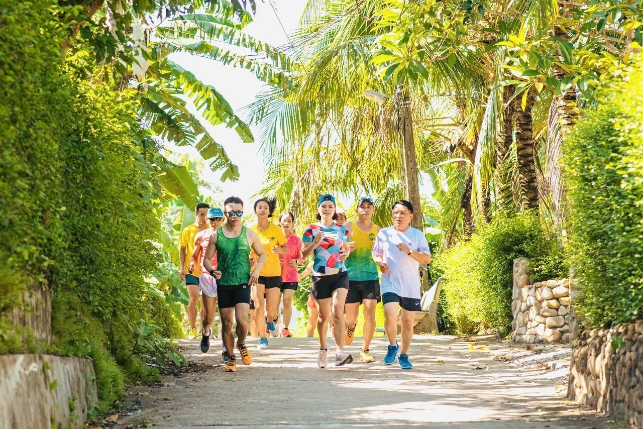 Các vận động viên tham gia giải chạy “Khám phá Nông Sơn 2022” chạy thử trên một cung đường rợp bóng cây xanh. Ảnh: Ban tổ chức cung cấp