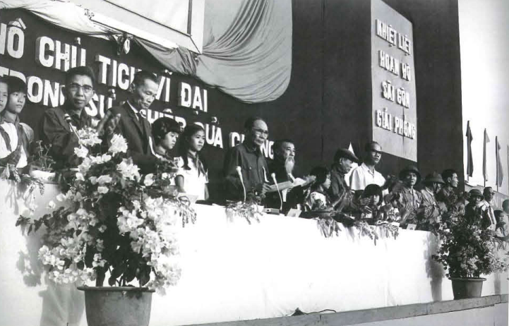 Đồng chi Võ Chí Công - Ủy viên Trung ương Đảng, Bí thư Khu ủy Khu V đọc diễn văn tại buổi mít tinh của nhân dân Quảng Nam - Đà Nẵng mừng miền Nam hoàn toàn giải phóng (15.5.1975)