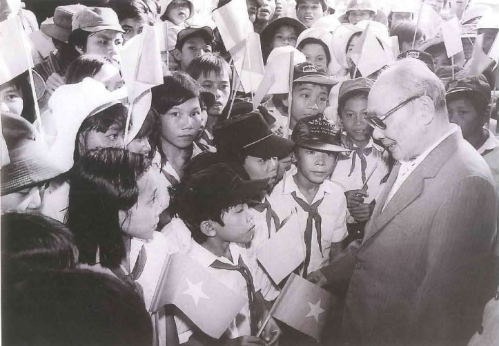 Bác Võ Chí Công với thiếu nhi xã đảo Cù La0 Chàm (Hội An) tháng 1.1989. Ảnh tư liệu