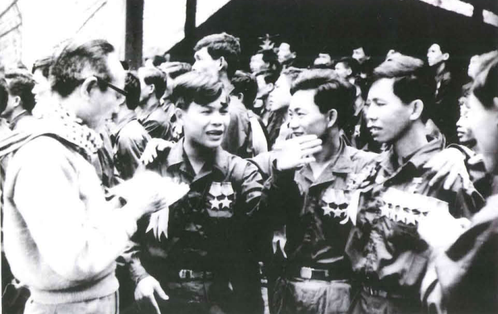 Đồng chí Võ Chí Công (thứ nhất, bên trái) với các đại biểu dự hội nghị Anh hùng chiến sĩ thi đua Khu V (1973). Ảnh tư liệu