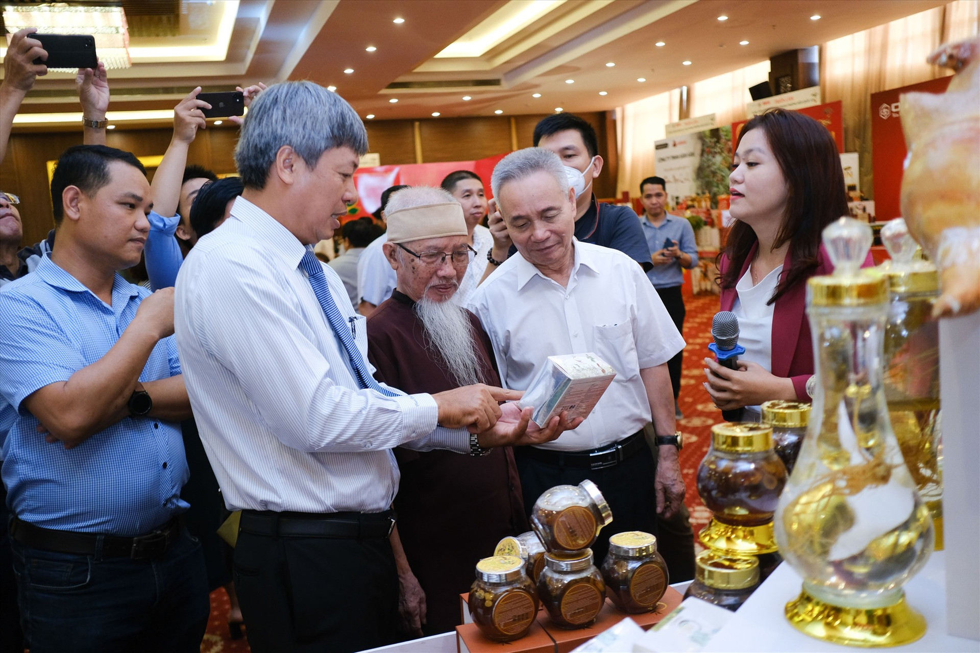 Phó Chủ tịch UBND tỉnh Hồ Quang Bửu tham quan trưng bày. Ảnh: TẤN LỰC