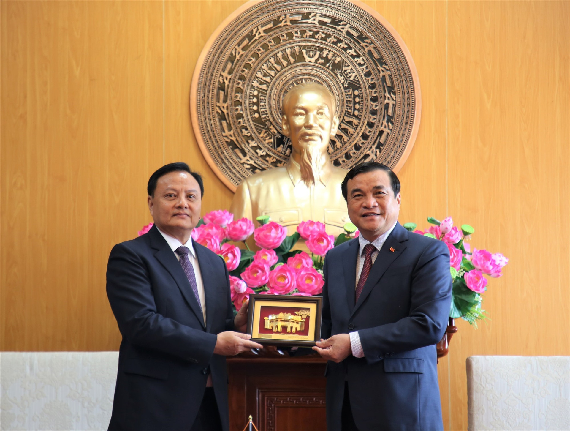 Secretary Cuong offers a gift featuring Chua Cau – a symbolic image of Hoi An city (Quang Nam province) to Secretary and Governor Santiphap Phomvihane