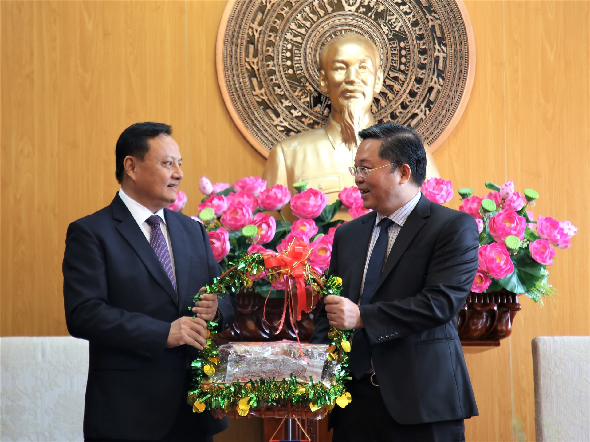 Secretary Cuong offers a gift featuring Chua Cau – a symbolic image of Hoi An city (Quang Nam province) to Secretary and Governor Santiphap Phomvihane