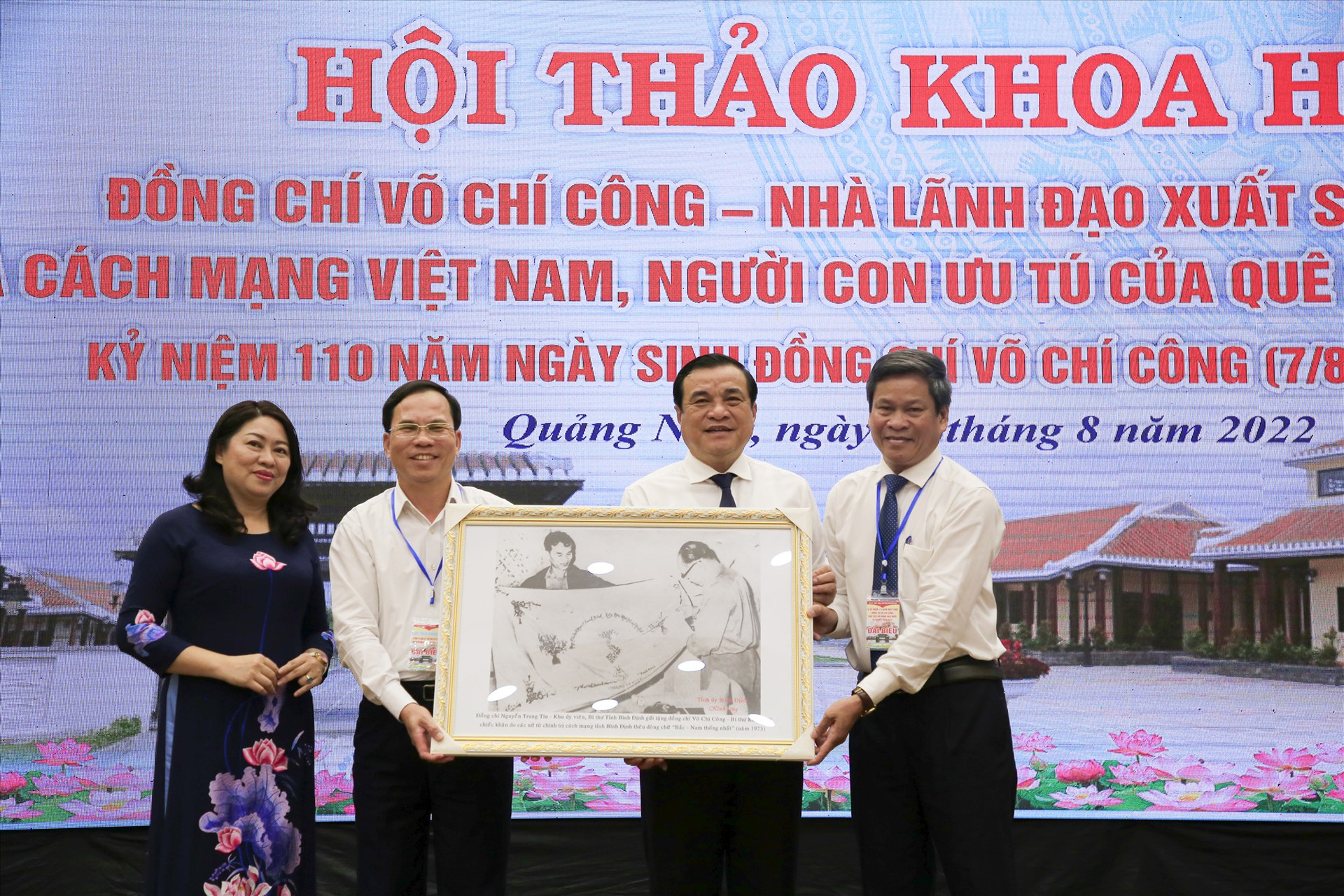 Lãnh đạo Ban Tuyên giáo Tỉnh ủy Bình Định trao tặng bức ảnh về đồng chí Võ Chí Công cho Tỉnh ủy sáng 6.8. Ảnh: P.V