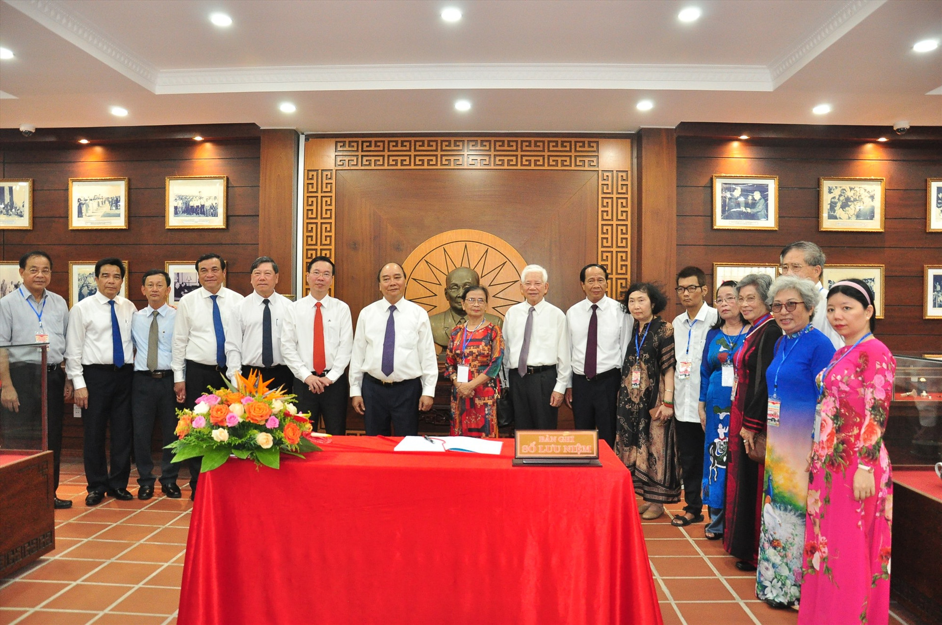 Đoàn lãnh đạo Đảng, Nhà nước chụp hình lưu niệm với gia đình đồng chí Võ Chí Công. Ảnh: Đ.C.A