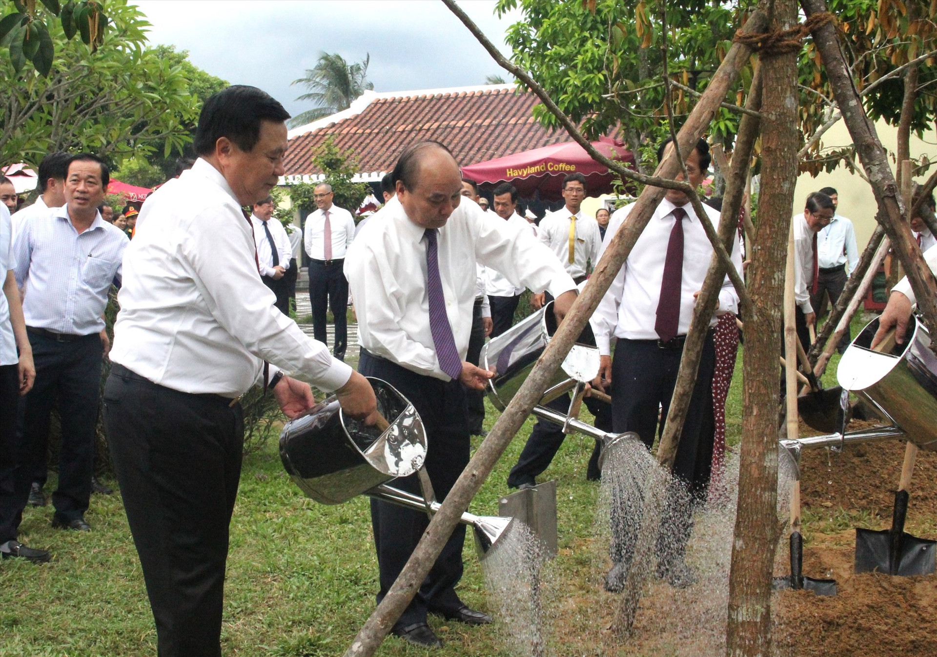 Chủ tịch nước Nguyễn Xuấn Phúc trồng cây tại khu lưu niệm. Ảnh: Đ.C.A