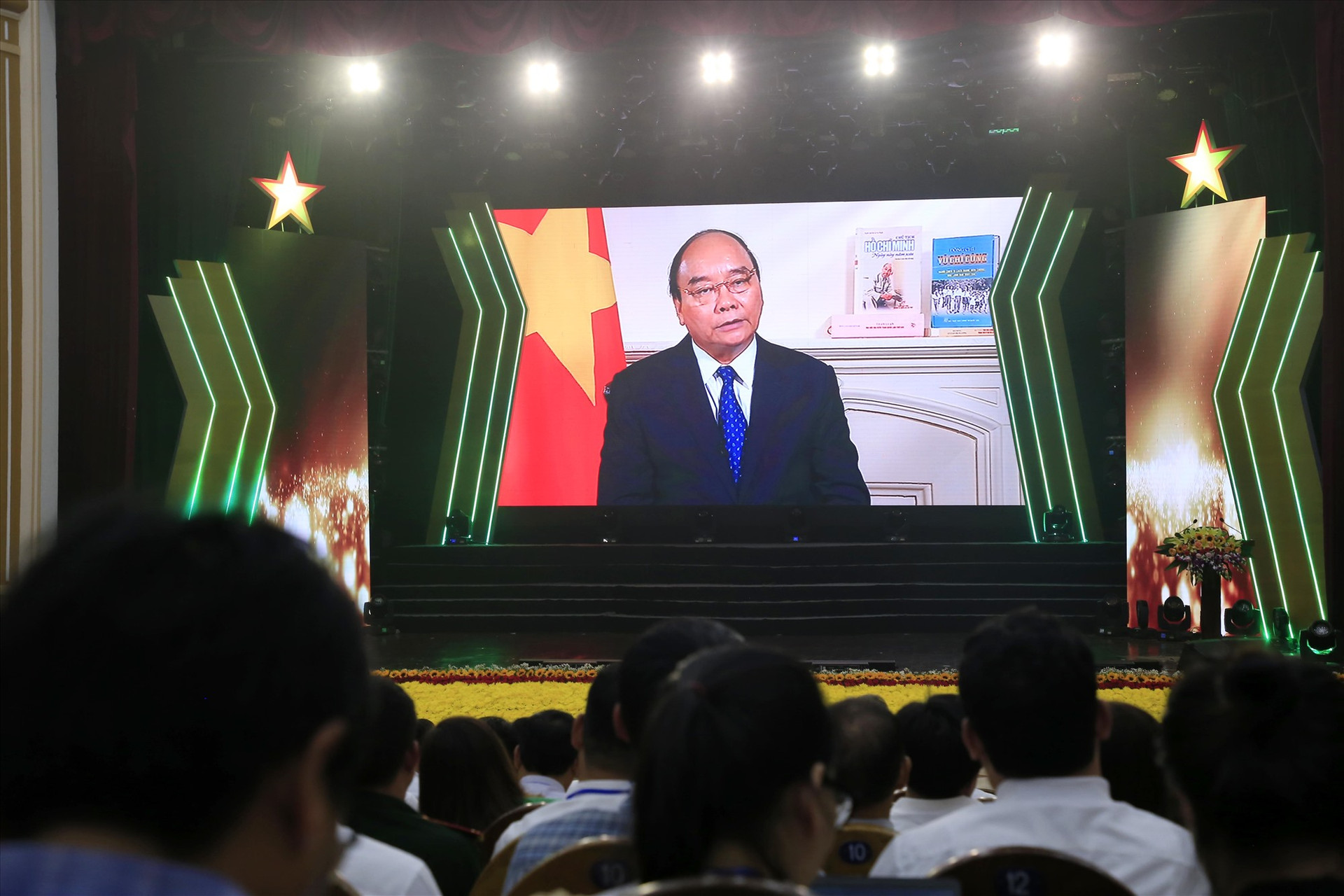 Chủ tịch nước Nguyễn Xuân Phúc phát biểu về đồng chí Võ Chí Công trong phân đoạn phim tài liệu được phát tại lễ kỷ niệm. Ảnh: P.V