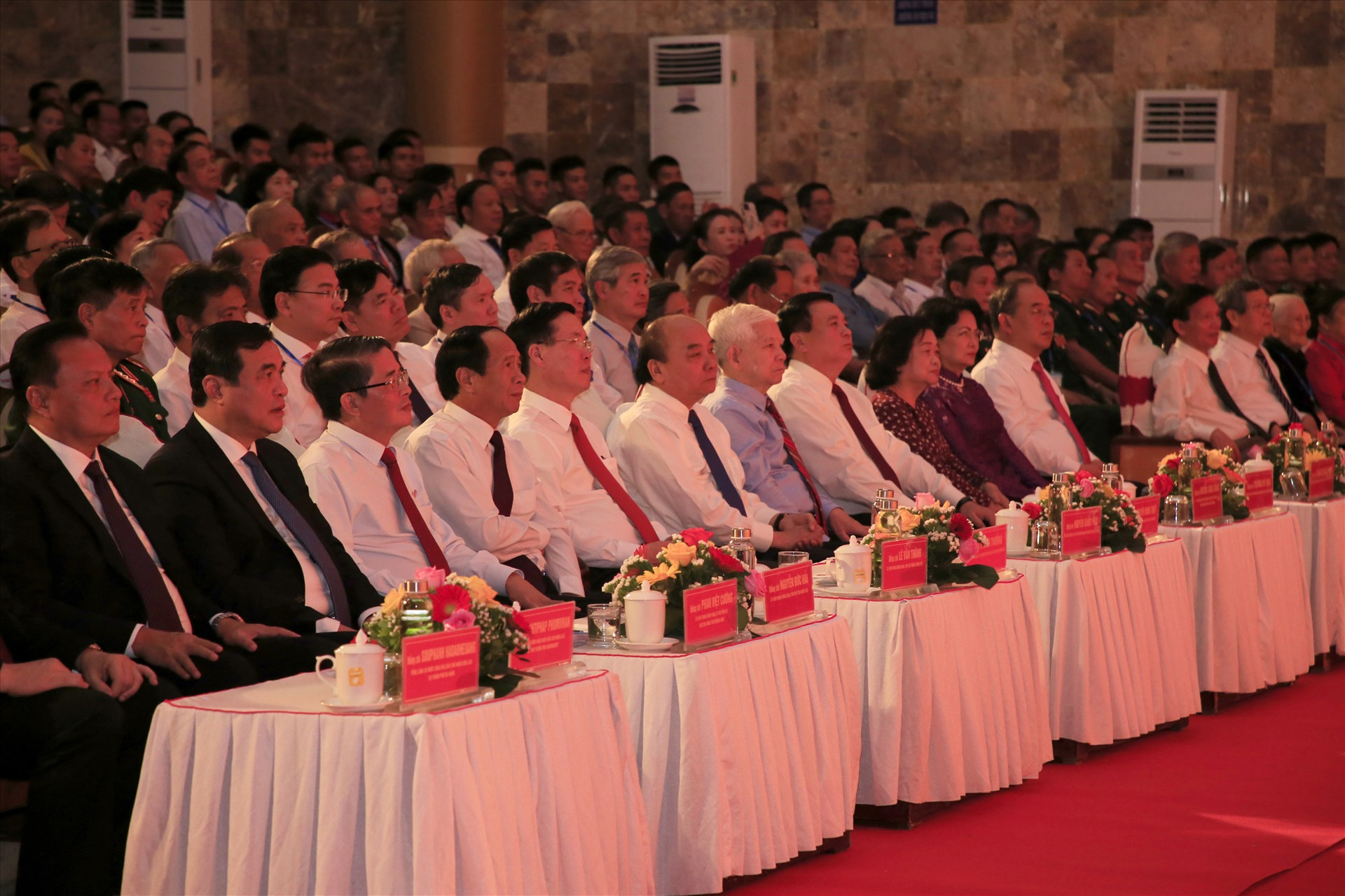 Dự lễ kỷ niệm có các đồng chí lãnh đạo Đảng, Nhà nước, nguyên lãnh đạo Đảng, Nhà nước và đại diện lãnh đạo tỉnh Savanakhet (Lào). Ảnh: P.V