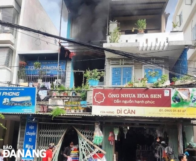 Ngọn lửa bốc lên tại căn nhà nằm trên đường Trưng Nữ Vương. Ảnh: L,H