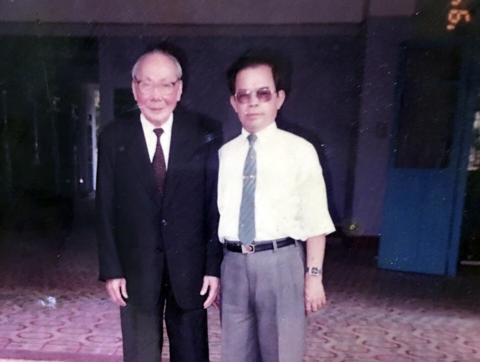 Chủ tịch Hội đồng Nhà nước Võ Chí Công chụp ảnh lưu niệm với ông Hoàng Châu Sinh trong dịp về thăm Quảng Nam năm 1997. Ảnh: NVCC
