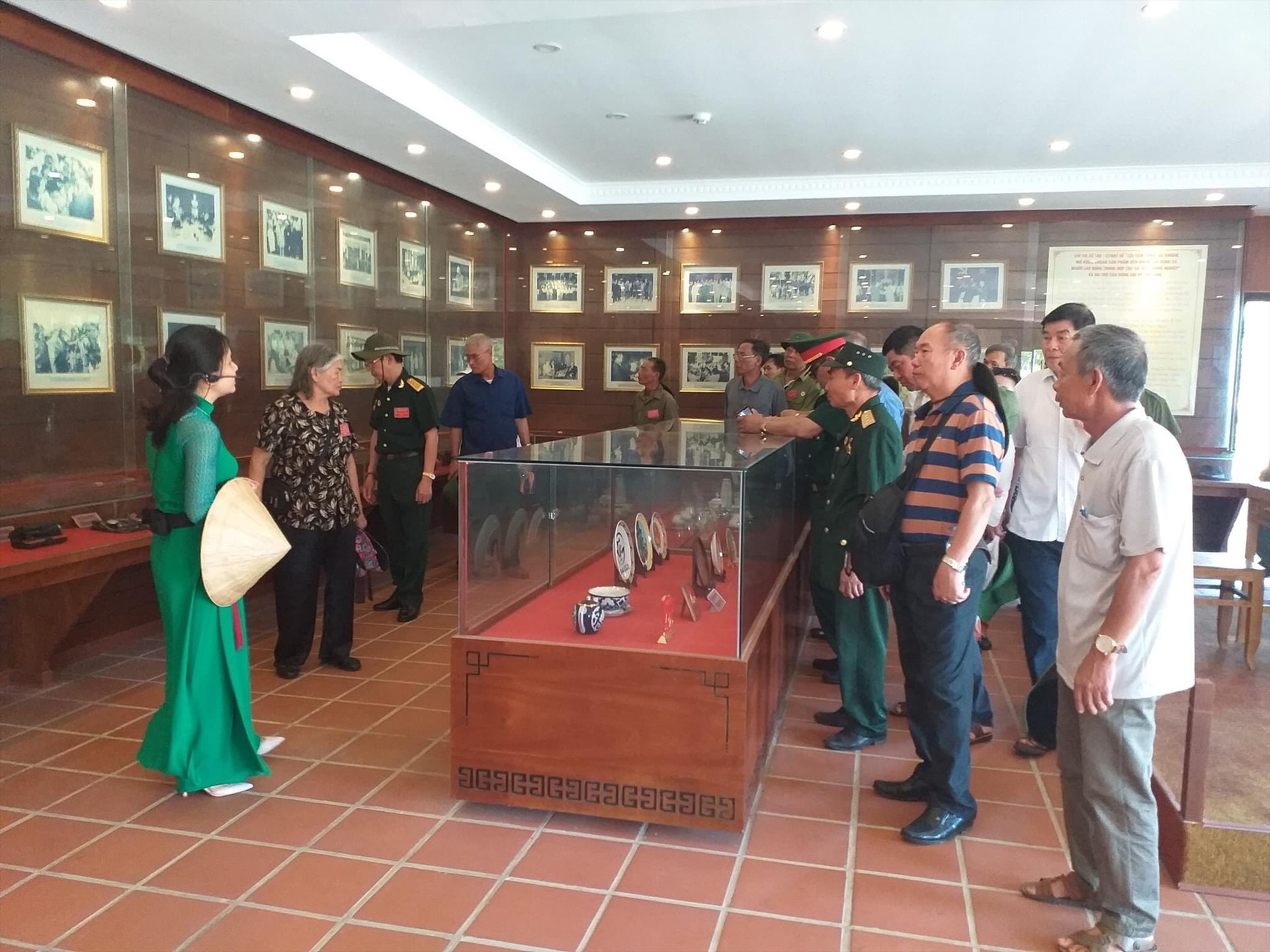 Các cựu chiến binh thăm Khu lưu niệm Chủ tịch Hội đồng Nhà nước Võ Chí Công. Ảnh M.H.L