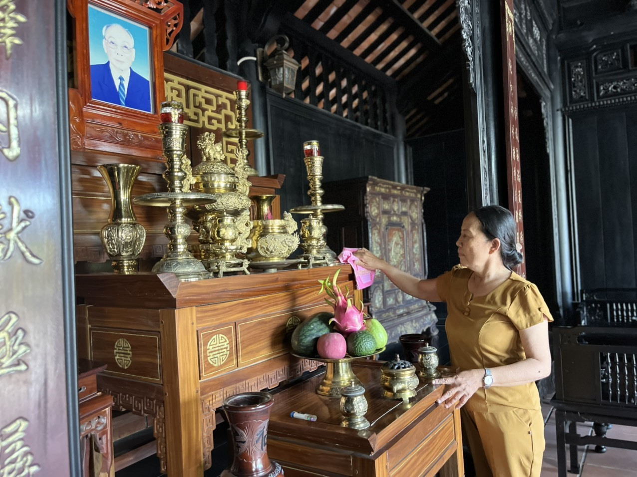 Bà Trần Thị Nga chăm sóc gian thờ tại Nhà lưu niệm Chủ tịch Hội đồng Nhà nước Võ Chí Công. Ảnh: XUÂN HIỀN