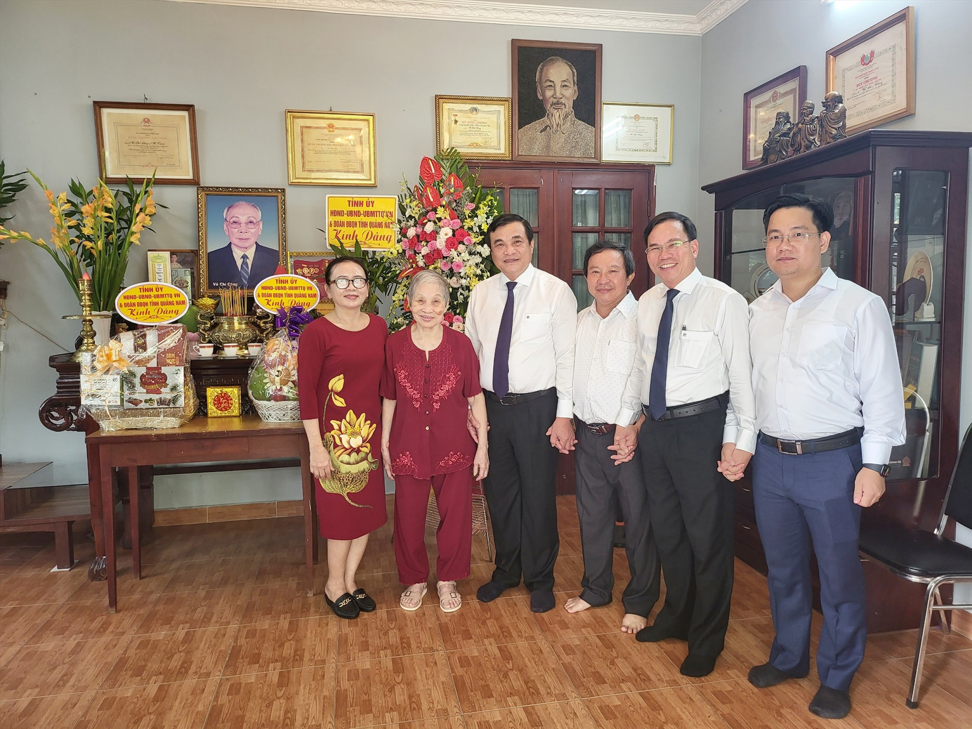 Lãnh đạo tỉnh thăm tư gia Chủ tịch Hội đồng Nhà nước Võ Chí Công tại phường Thảo Điền, Thủ Đức, TP.Hồ Chí Minh. Ảnh: PHÚC HOÀNG